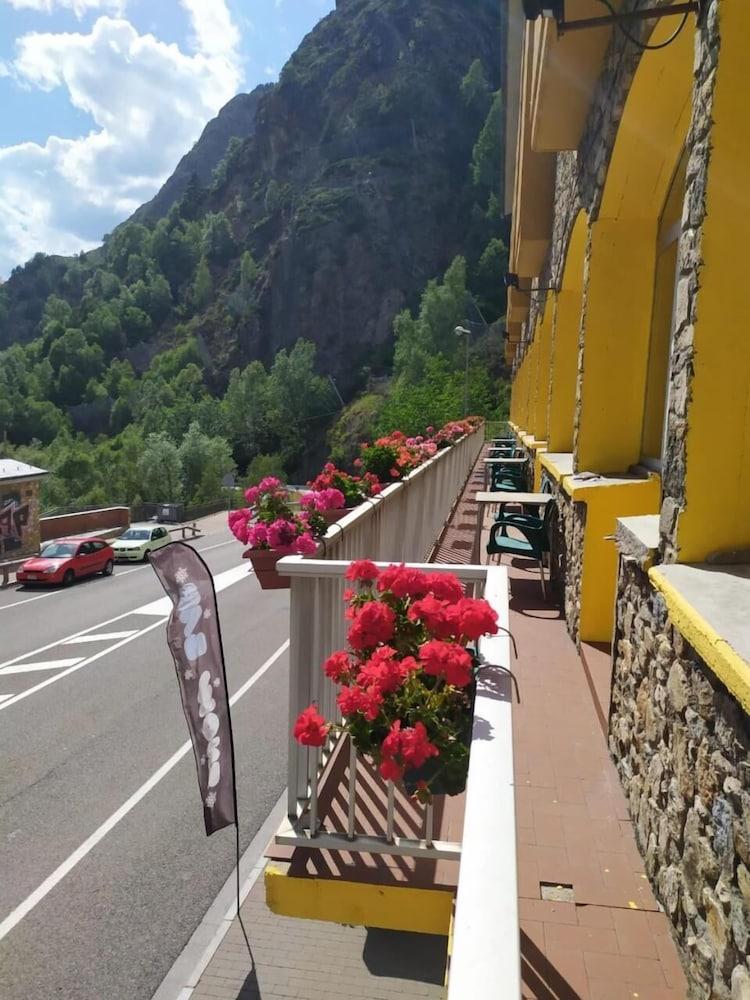 Hotel Les Terres LʼAldosa Kültér fotó